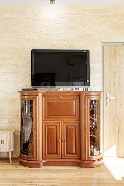 Televízor v apartmáne
